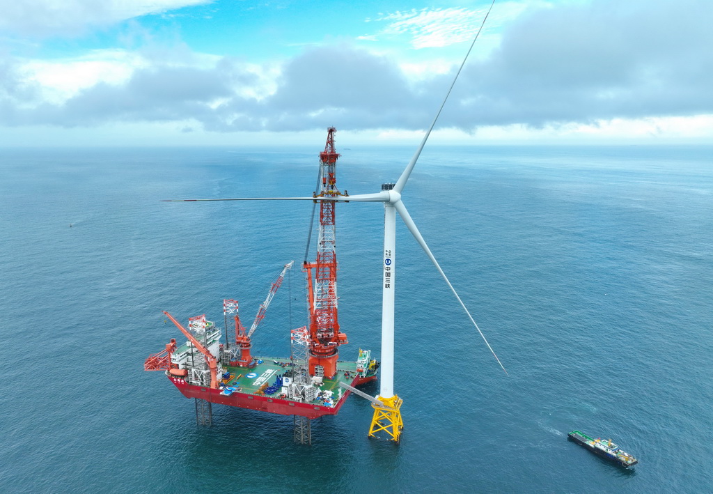 6月19日拍摄的三峡集团漳浦二期海上风电项目最后一台16兆瓦海上风电机组叶片安装现场（无人机照片）。