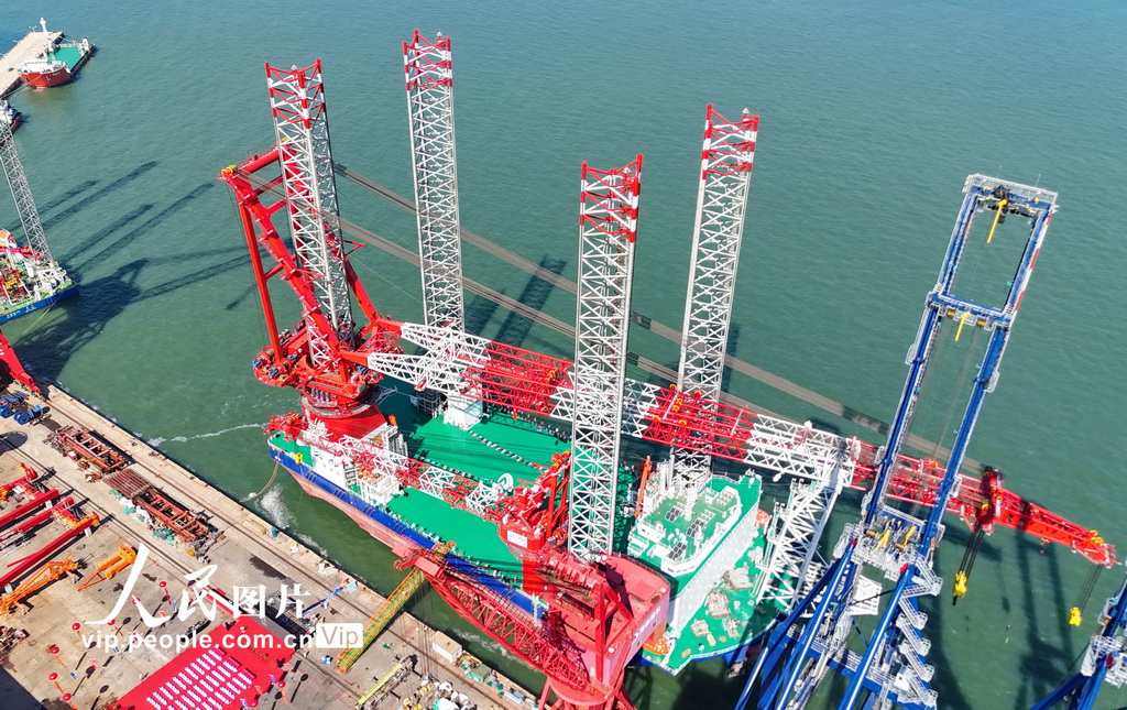 山东青岛： “第四代+”海上风电施工平台交付