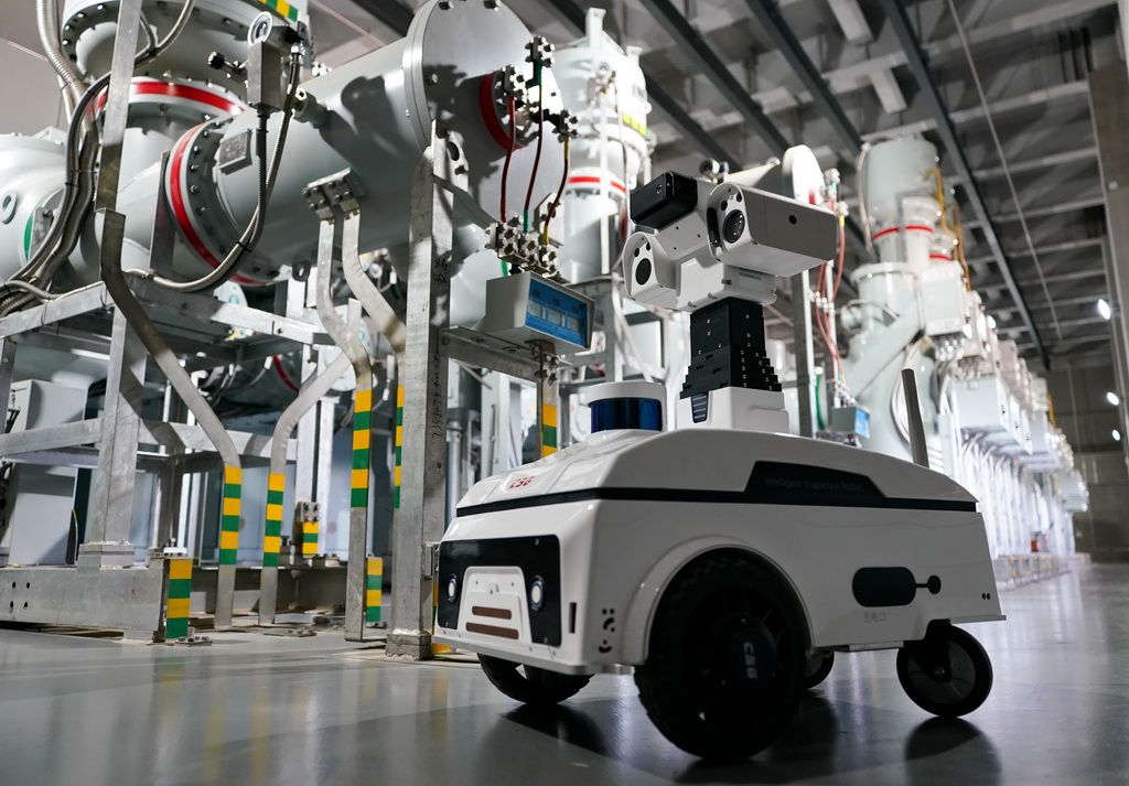 9月5日，智能机器人在河北雄安新区“智慧能源立方”——剧村220千伏变电站内巡检。