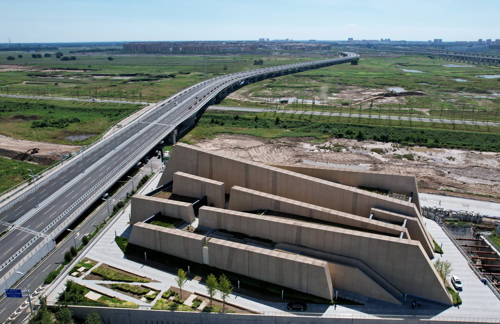 9月5日拍摄的河北雄安新区“山水城市”——昝西 220千伏变电站外景（无人机照片）。