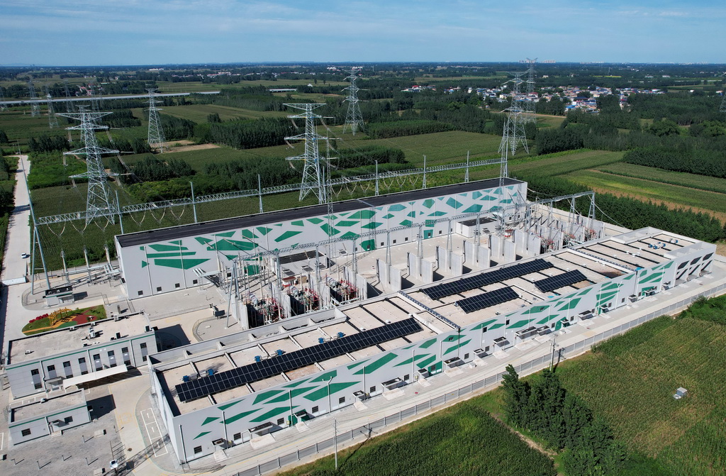 9月5日拍摄的河北雄安新区“蓬勃之树”——雄安东500千伏超高压变电站景色（无人机照片）。