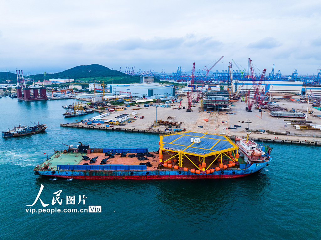 山东青岛：光伏平台“黄海一号”安全出港