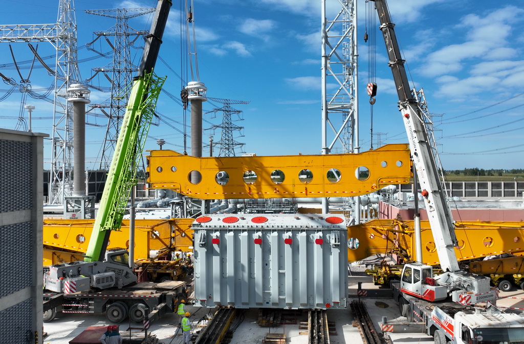 9月12日,工人在邢台1000千伏特高压变电站扩容工程建设工地施工(无人机照片)。