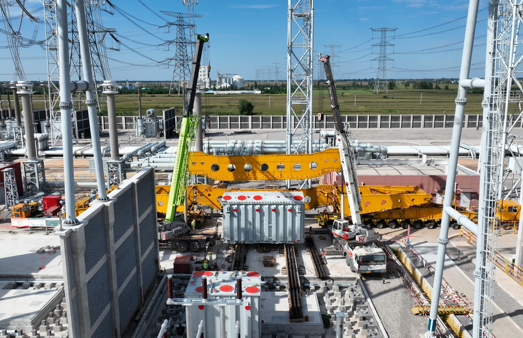 9月12日,工人在邢台1000千伏特高压变电站扩容工程建设工地施工(无人机照片)。