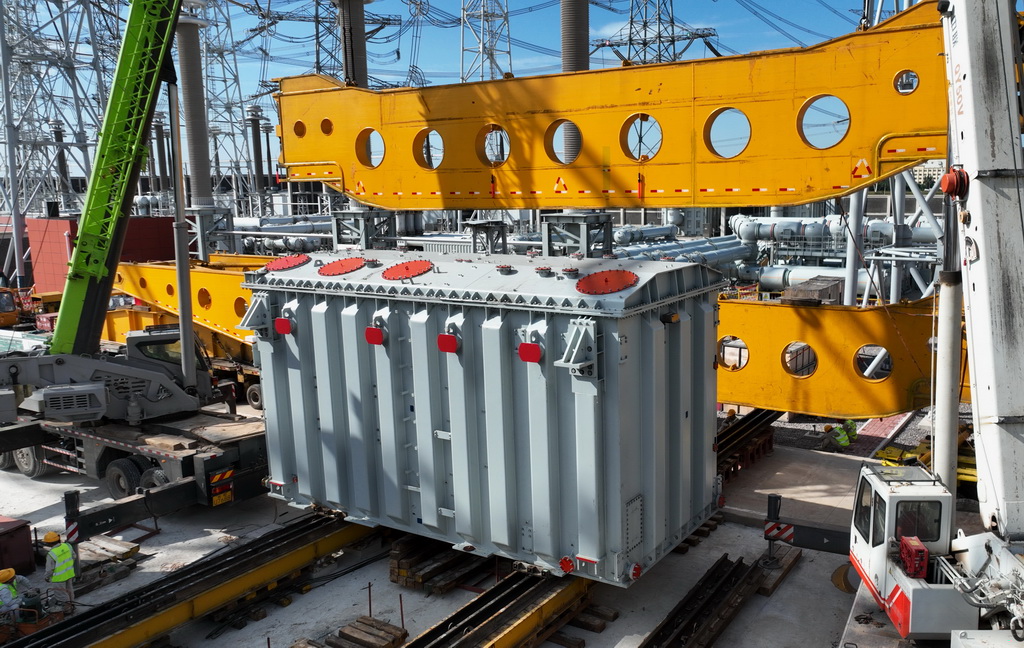 9月12日,工人在邢台1000千伏特高压变电站扩容工程建设工地施工。