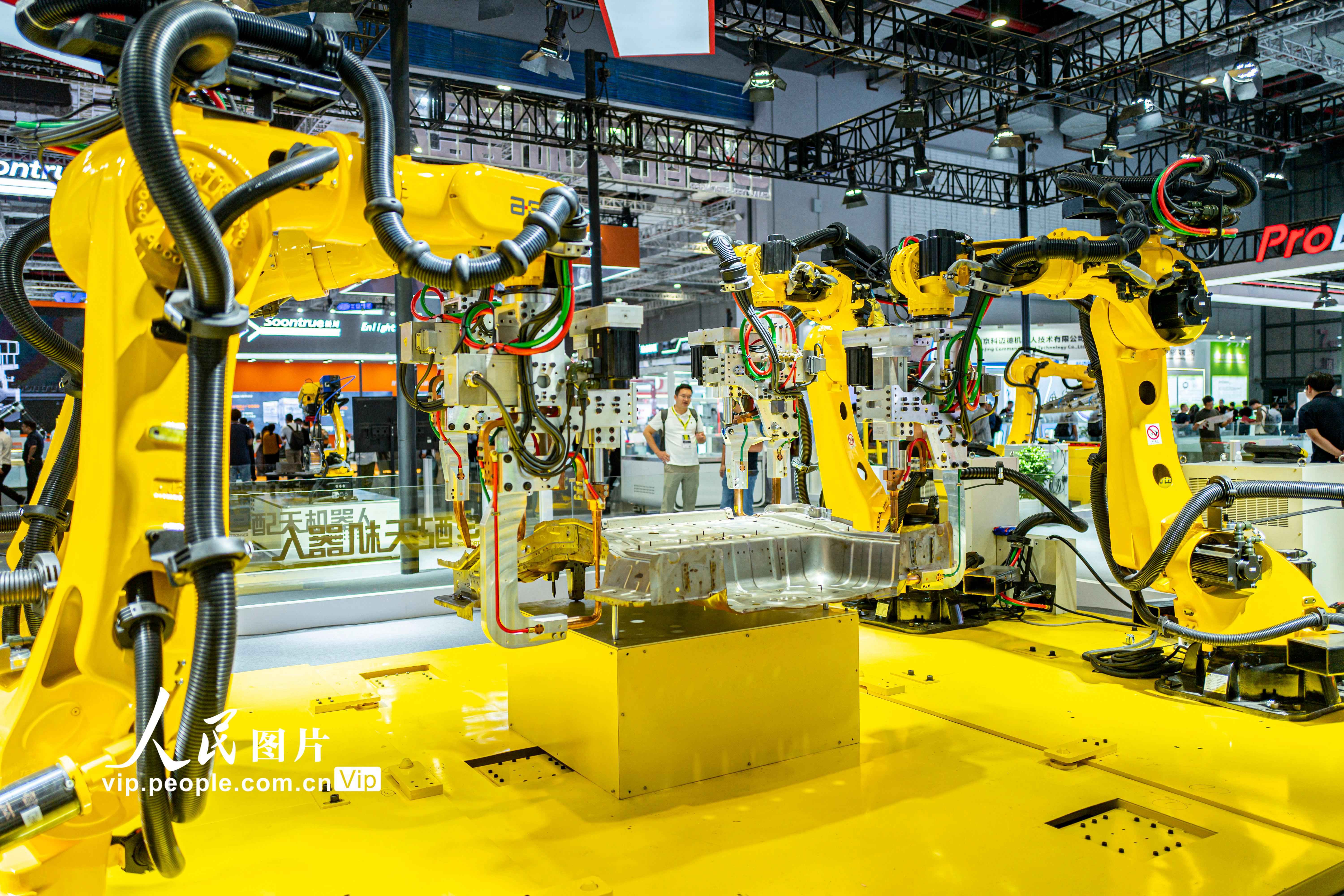 2024年9月24日，第24届中国工博会现场，汽车底盘电阻焊工作站。