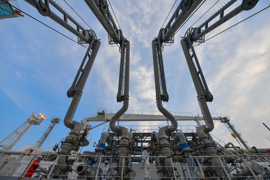 9月26日，来自澳大利亚的“希瑟莎莉”号LNG船在国家管网天津LNG接收站码头卸载。