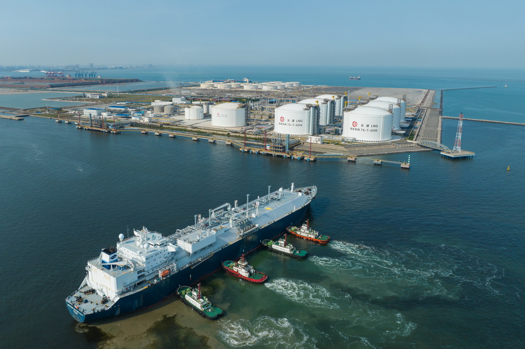 9月26日，来自澳大利亚的“希瑟莎莉”号LNG船在国家管网天津LNG接收站码头靠泊（无人机照片）。