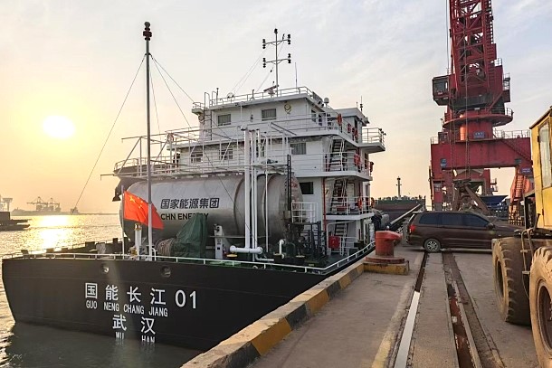 图为“国能长江01”轮在南通卢泾港码头靠泊作业1