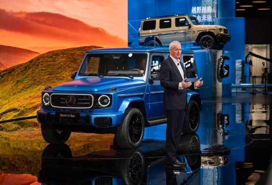 2024年4月25日,在北京中国国际展览中心顺义馆举行的2024北京车展上,梅赛德斯—奔驰集团股份公司董事会成员唐仕凯介绍梅赛德斯—奔驰纯电G级越野车。新华社记者才扬 摄
