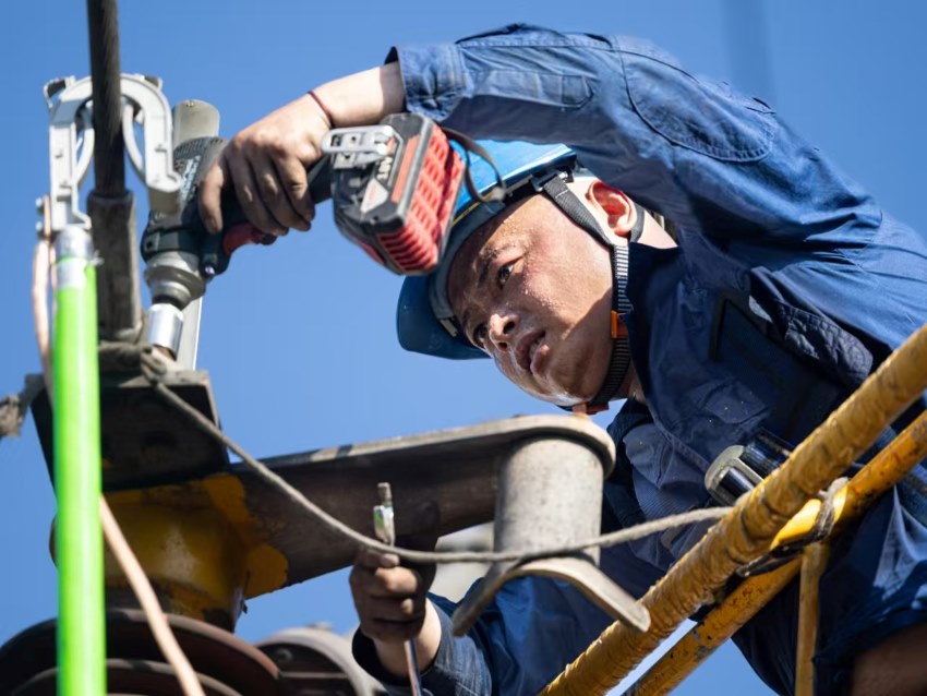 国网雅安供电公司员工在高温天气下处理设备故障。曹颀摄