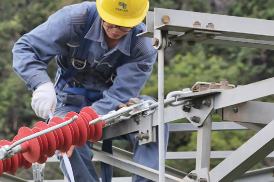 近日，南方电网广西贺州供电局顺利完成220千伏道黄牵线融冰改造工程。钟春云摄