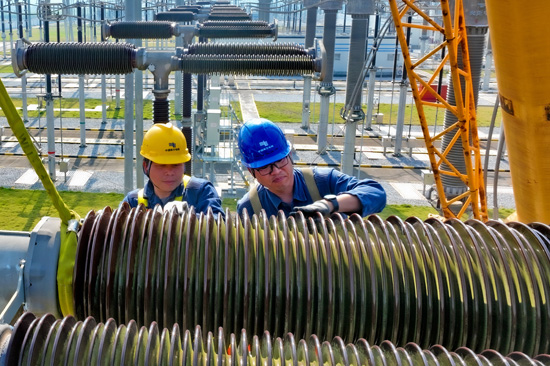 近日，南方电网广西南宁供电局500千伏邕州变电站，变电一所技术人员正在对变电站设备进行检修。马华斌摄