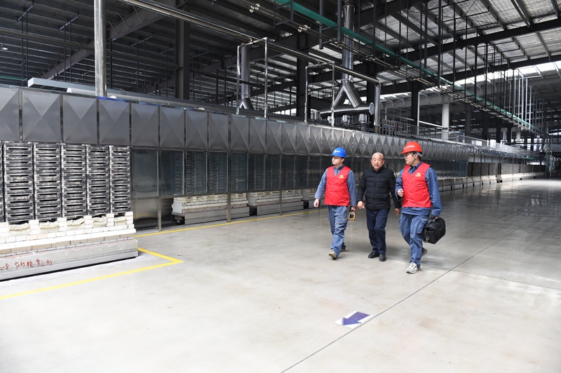 南方电网贵州电网公司铜仁供电局员工走进贵州嘉尚新能源材料有限公司生产车间内了解用电情况。陈举 摄.JPG