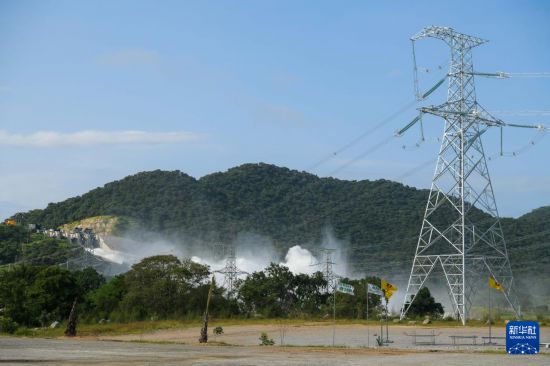 　　这是9月9日在埃塞俄比亚本尚古勒-古马兹州拍摄的“复兴大坝”的输电线路。新华社发（迈克尔·特韦尔德摄）