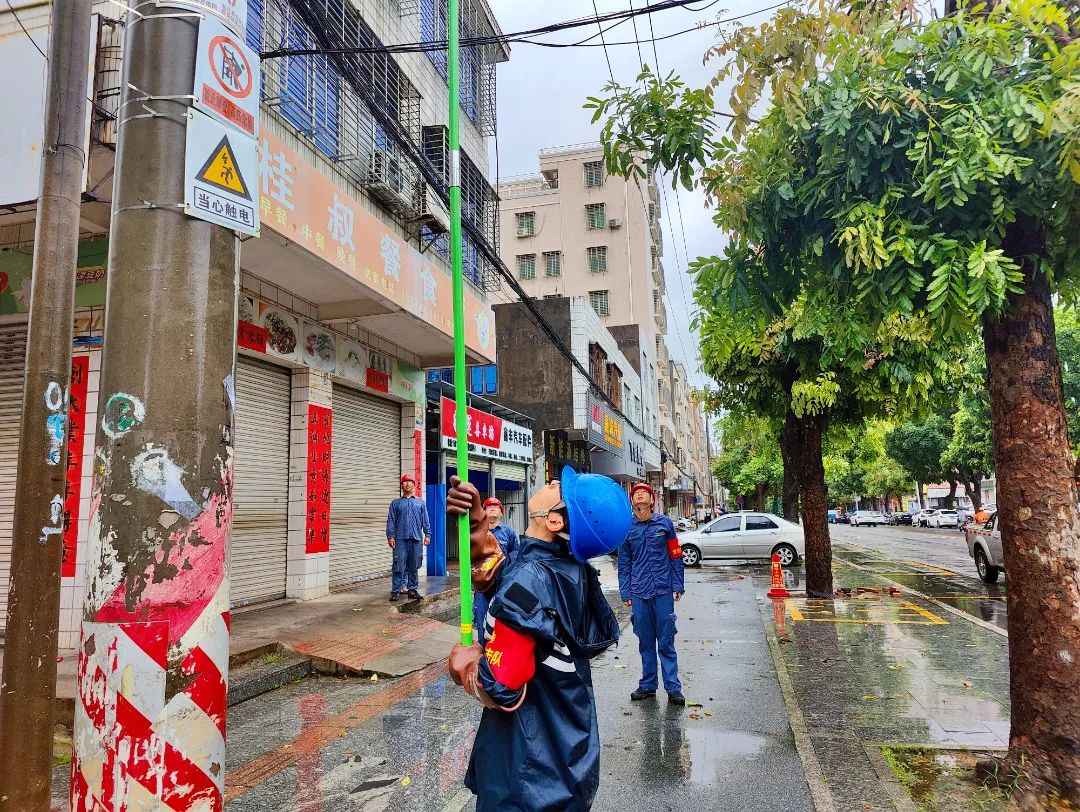 6月14日,南方电网广东湛江麻章供电局抢修人员为湛江南粤老年康复医院抢修复电。莫贤东 摄3.jpg