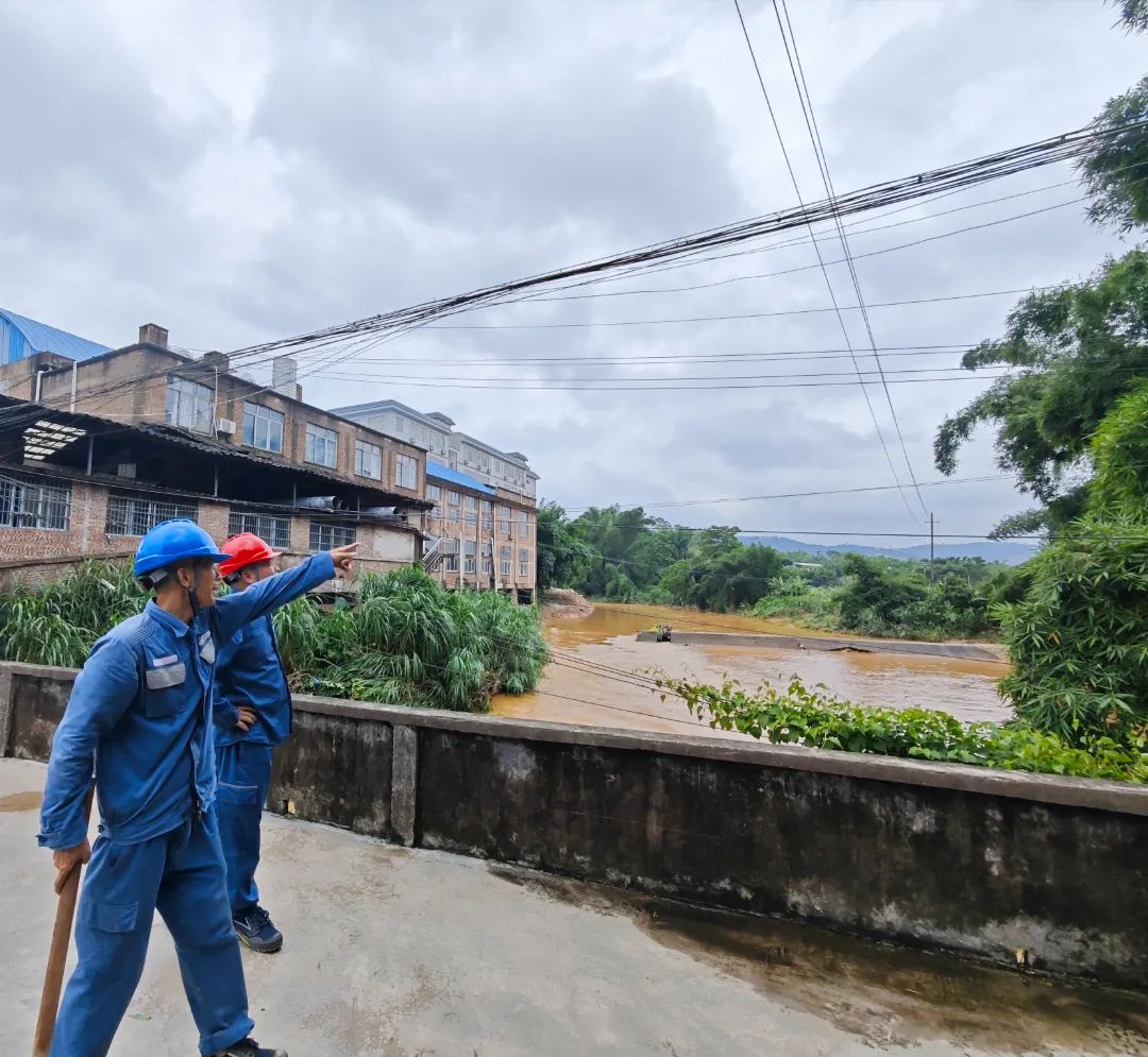 6月14日,南方电网广西玉林北流供电局平政供电所抢修人员巡视受灾线路。李俊杰 摄.jpg