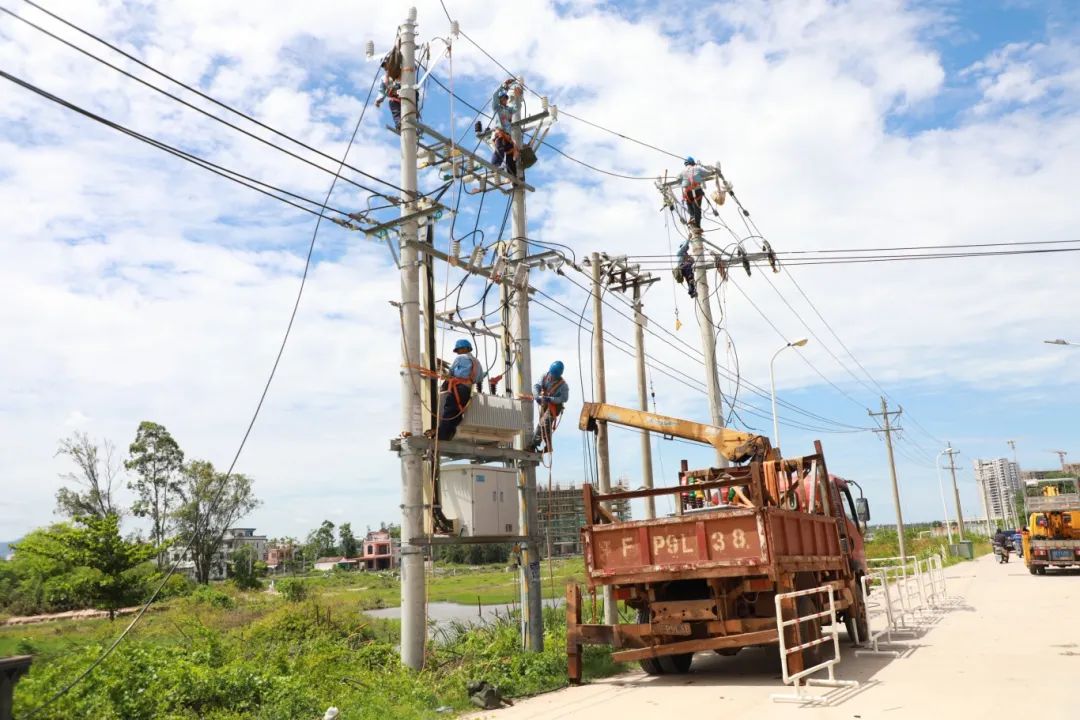 6月15,抢修人员对东方供电局10千伏凤亭线开展抢修复电工作。宋印官 摄.jpg