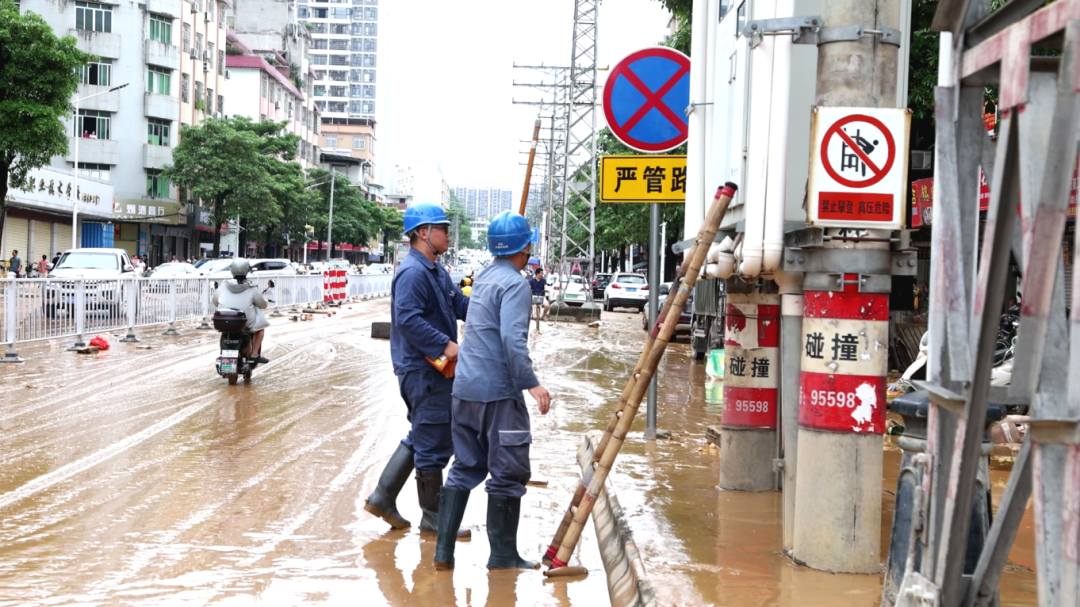 水退人进,6月18日,南方电网广东肇庆怀集供电局抢修人员有序恢复配网线路设备。 (高方华 摄).png