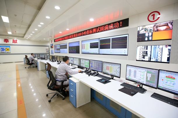 图为运行人员在盘前监盘_副本