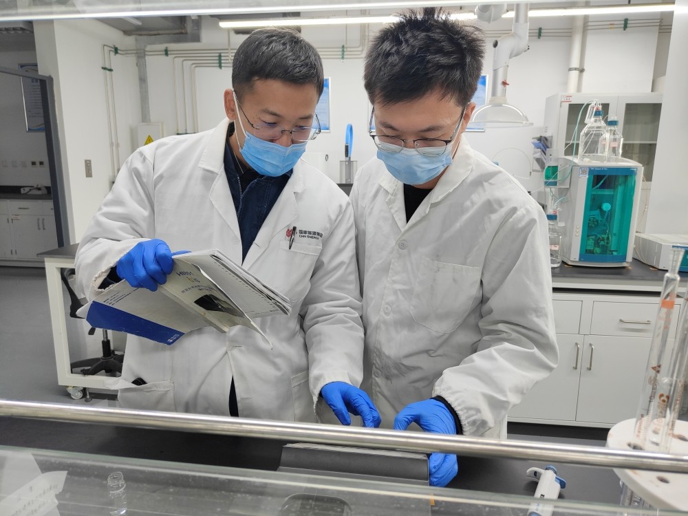 1月12日,在宁煤煤化工技术研究院水处理技术研究室,资源高效利用技术创新团队的两名研发人员正在调整实验方法,准备测试气化灰水水质。