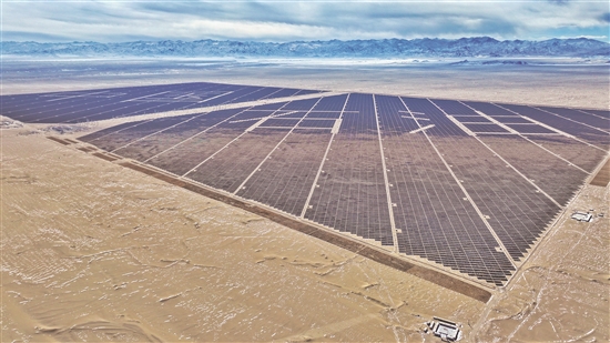 图为光伏发电现场。