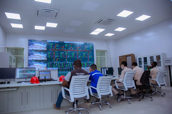 刚果(金)布桑加水电站拦河大坝泄洪。中铁资源集团供图