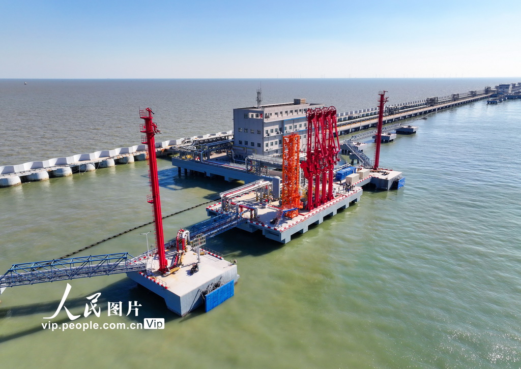 2024年11月6日拍摄都江苏省连云港港徐圩港区30万吨级原油码头。
