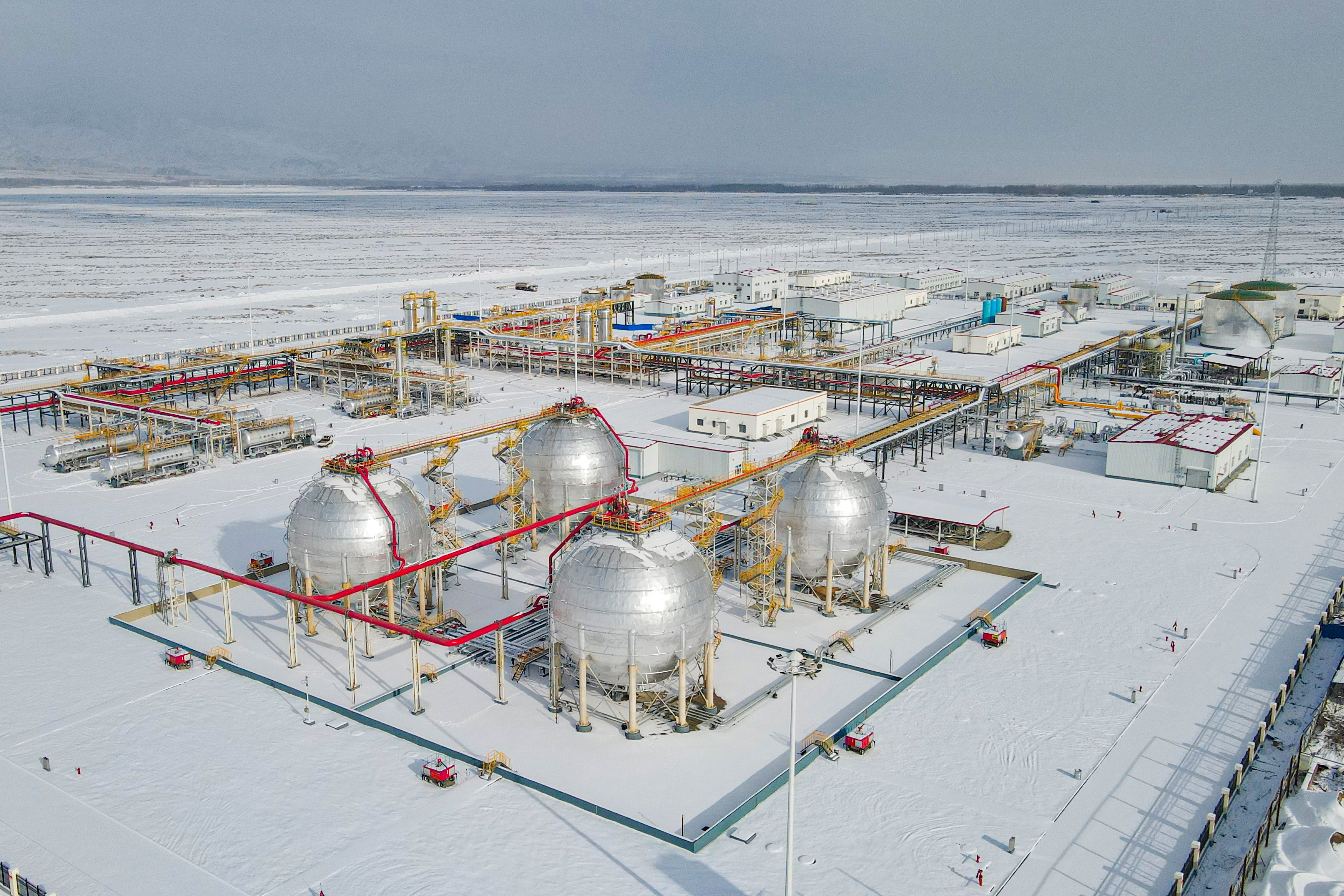 被大雪覆盖的博孜天然气处理厂.JPG