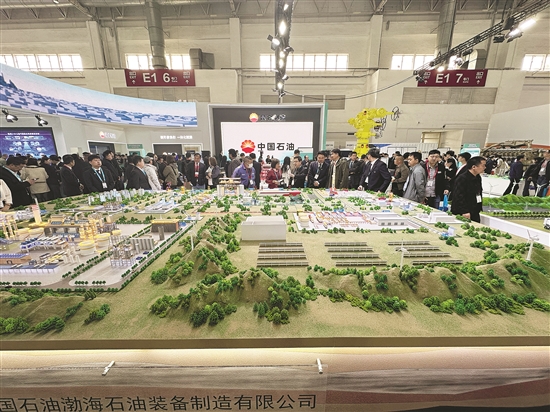 参展嘉宾参观中国石油展台。记者 张旭 摄