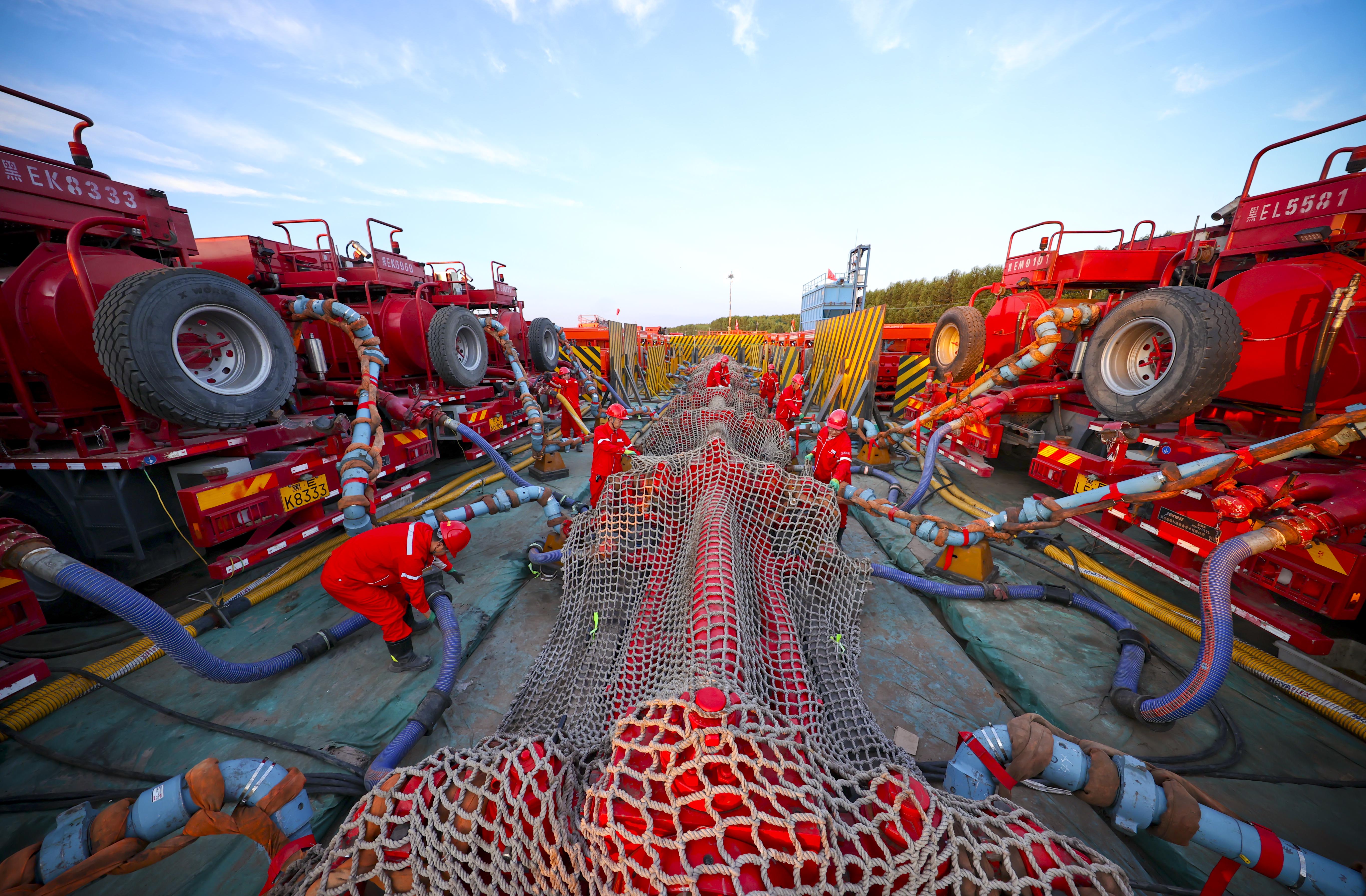 井下作业分公司压裂大队泵工正在古龙页岩油进行高压件维护保养  许书晨摄 2.JPG