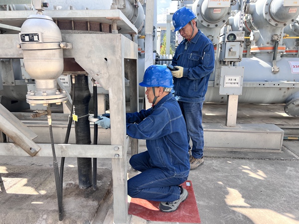 刘家峡水电厂试验班人员在户外330千伏开关站电气设备开展带电检测工作，“诊断”设备运行状态。章文婷摄 600.jpg