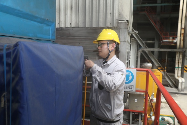 图为运行人员在对户外设备覆盖防雨篷布.JPG 图为运行人员在对户外设备覆盖防雨篷布.JPG