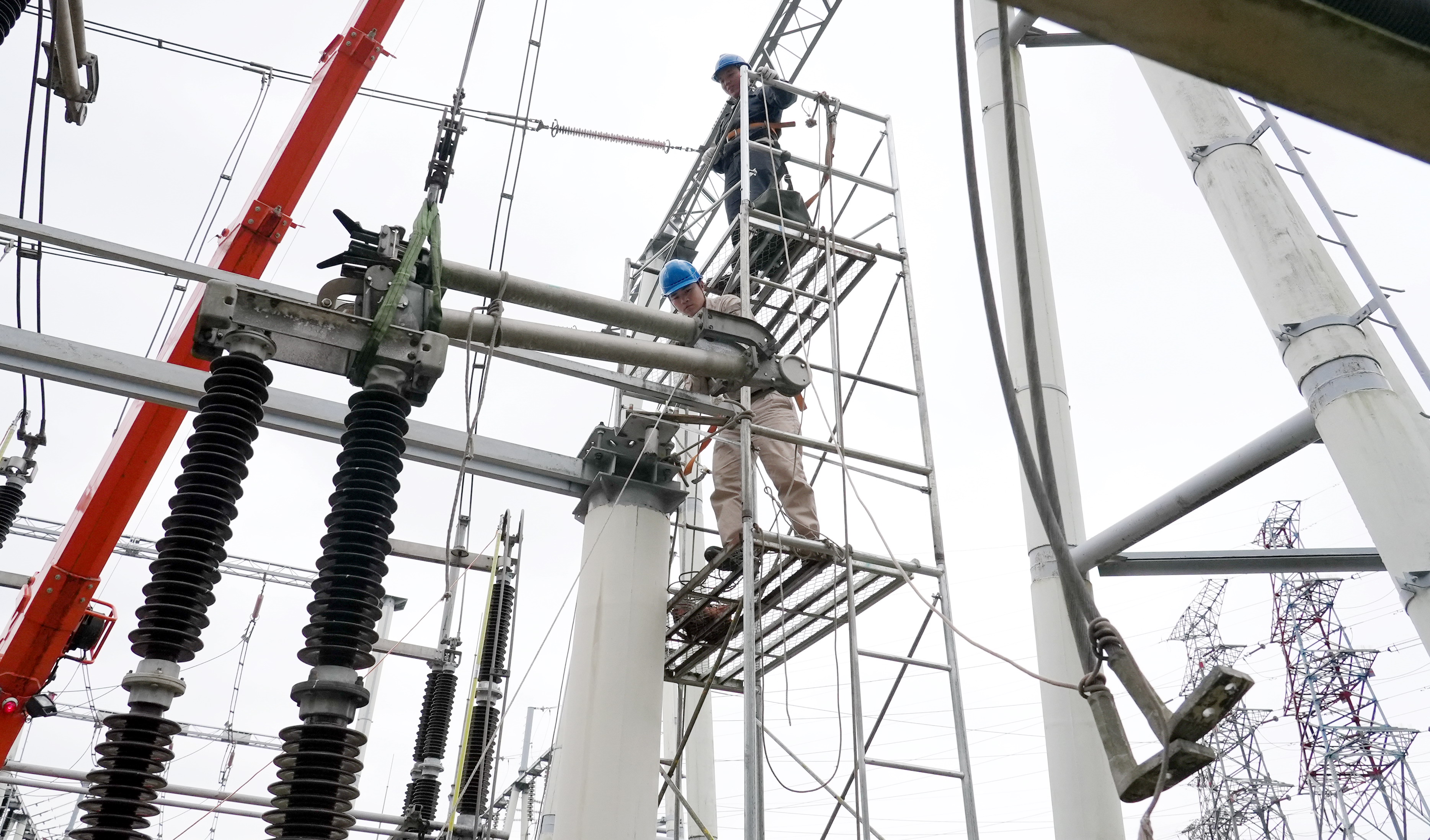 2025年11月18日,国网福州供电公司检修人员正在220千伏江田变电站内进行刀闸大修作业6(柯俊明).jpg 2025年11月18日,国网福州供电公司检修人员正在220千伏江田变电站内进行刀闸大修作业6(柯俊明).jpg