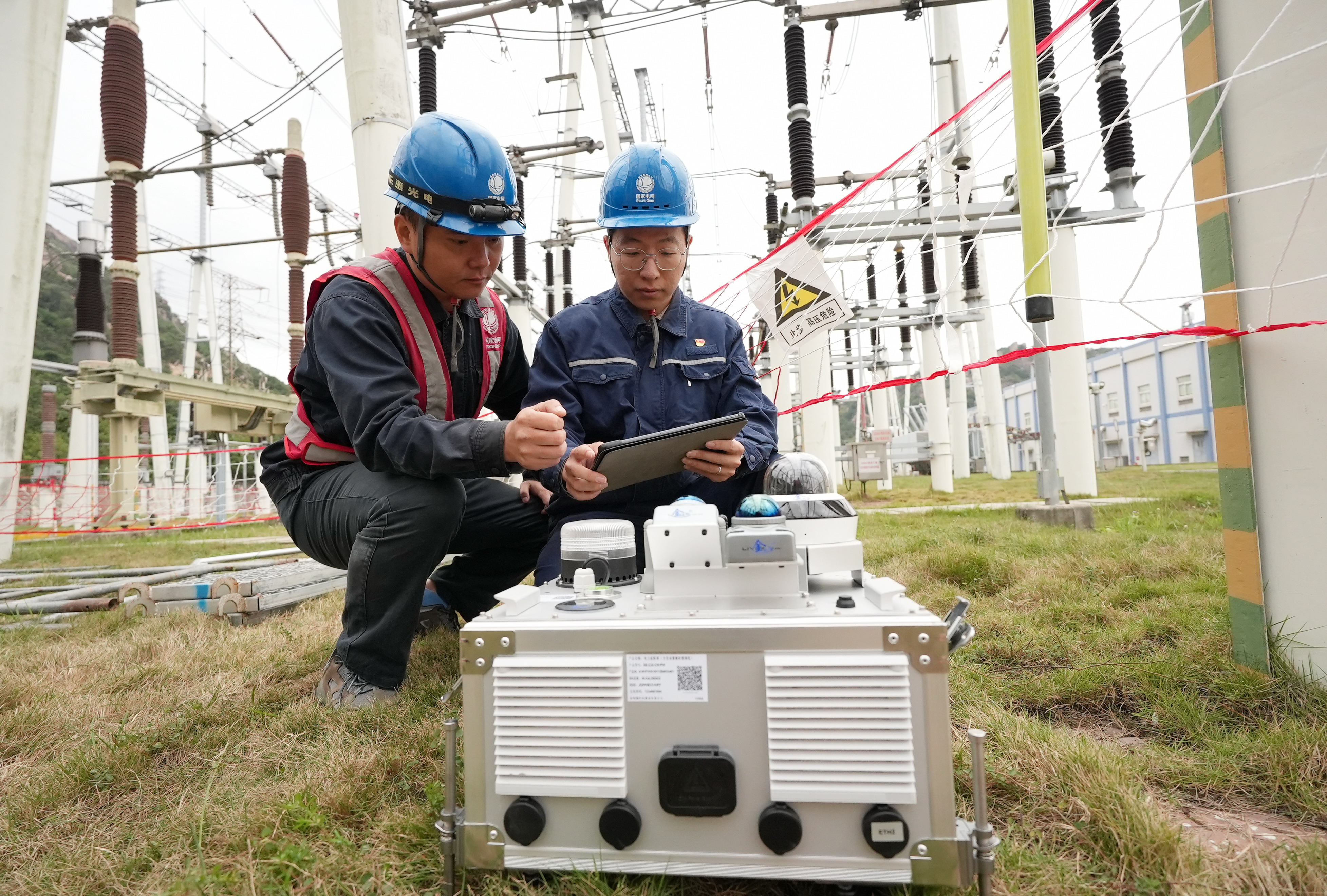 11月18日,国网福州供电公司检修人员正在220千伏江田变电站刀闸大修现场调试“电力虚拟墙”2(柯俊明).jpg 11月18日,国网福州供电公司检修人员正在220千伏江田变电站刀闸大修现场调试“电力虚拟墙”2(柯俊明).jpg