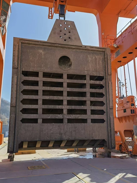 正在吊运1号发电机组工作闸门_600.jpg