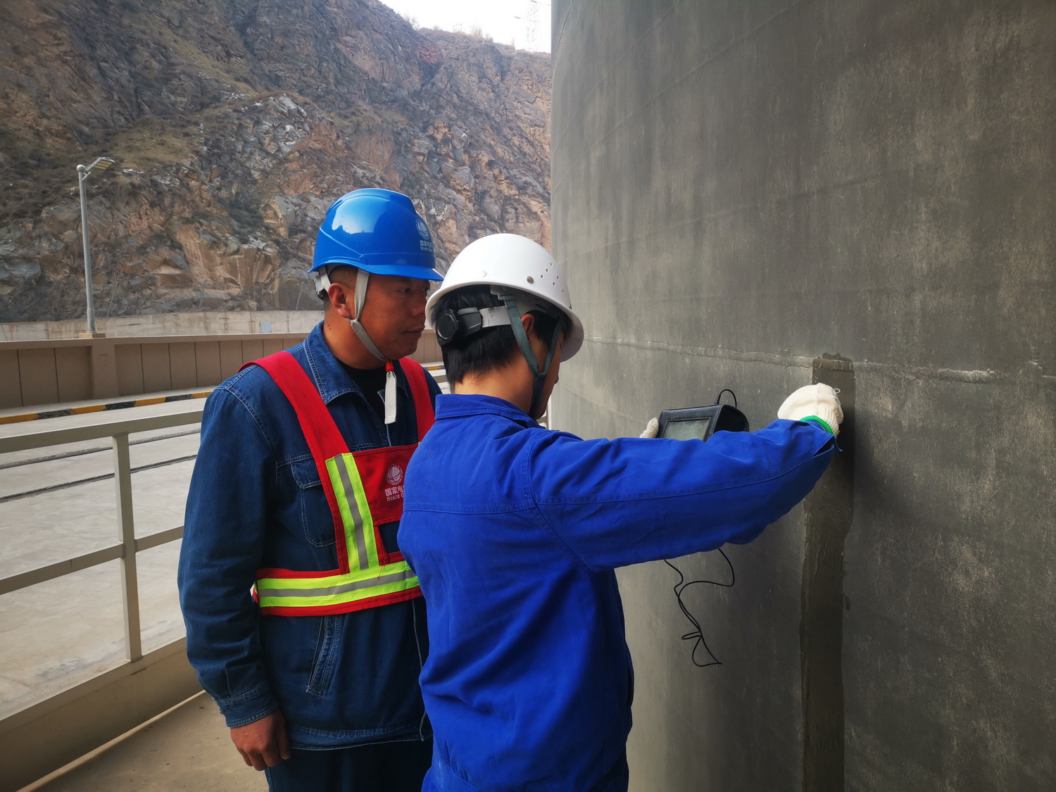 刘家峡水电厂:政企携手为黄河“守门人”做“国标体检” (1).jpg 刘家峡水电厂:政企携手为黄河“守门人”做“国标体检” (1).jpg