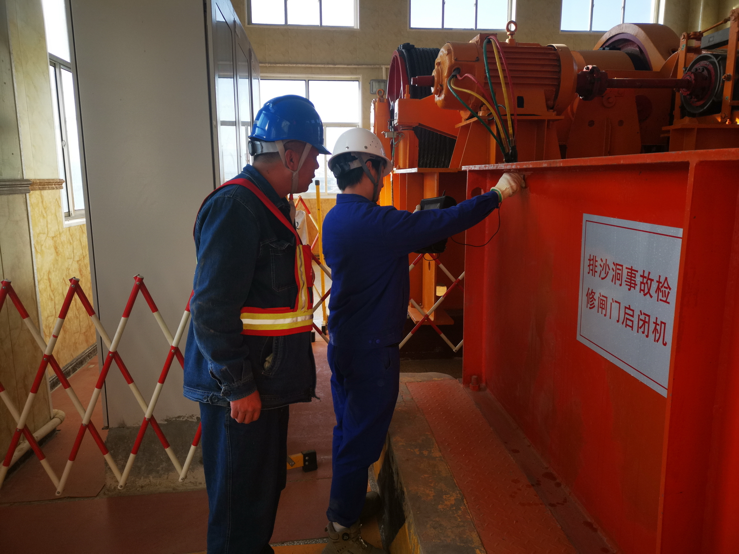 刘家峡水电厂:政企携手为黄河“守门人”做“国标体检” (2).jpg 刘家峡水电厂:政企携手为黄河“守门人”做“国标体检” (2).jpg