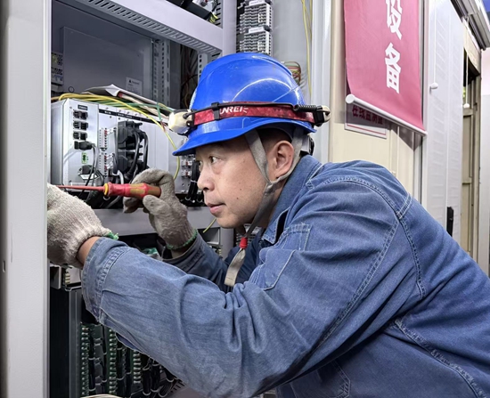 刘家峡水电厂谭斌进行故障录波器更换后的接线检查 550.jpg 刘家峡水电厂谭斌进行故障录波器更换后的接线检查 550.jpg