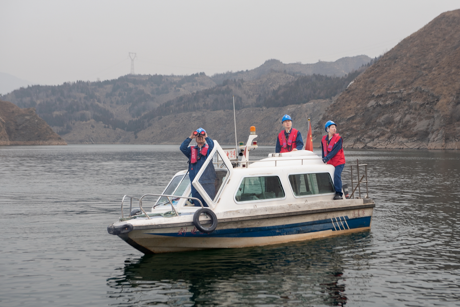 新春走基层丨高峡平湖的安全“守岁人” (3)_调整大小.jpg