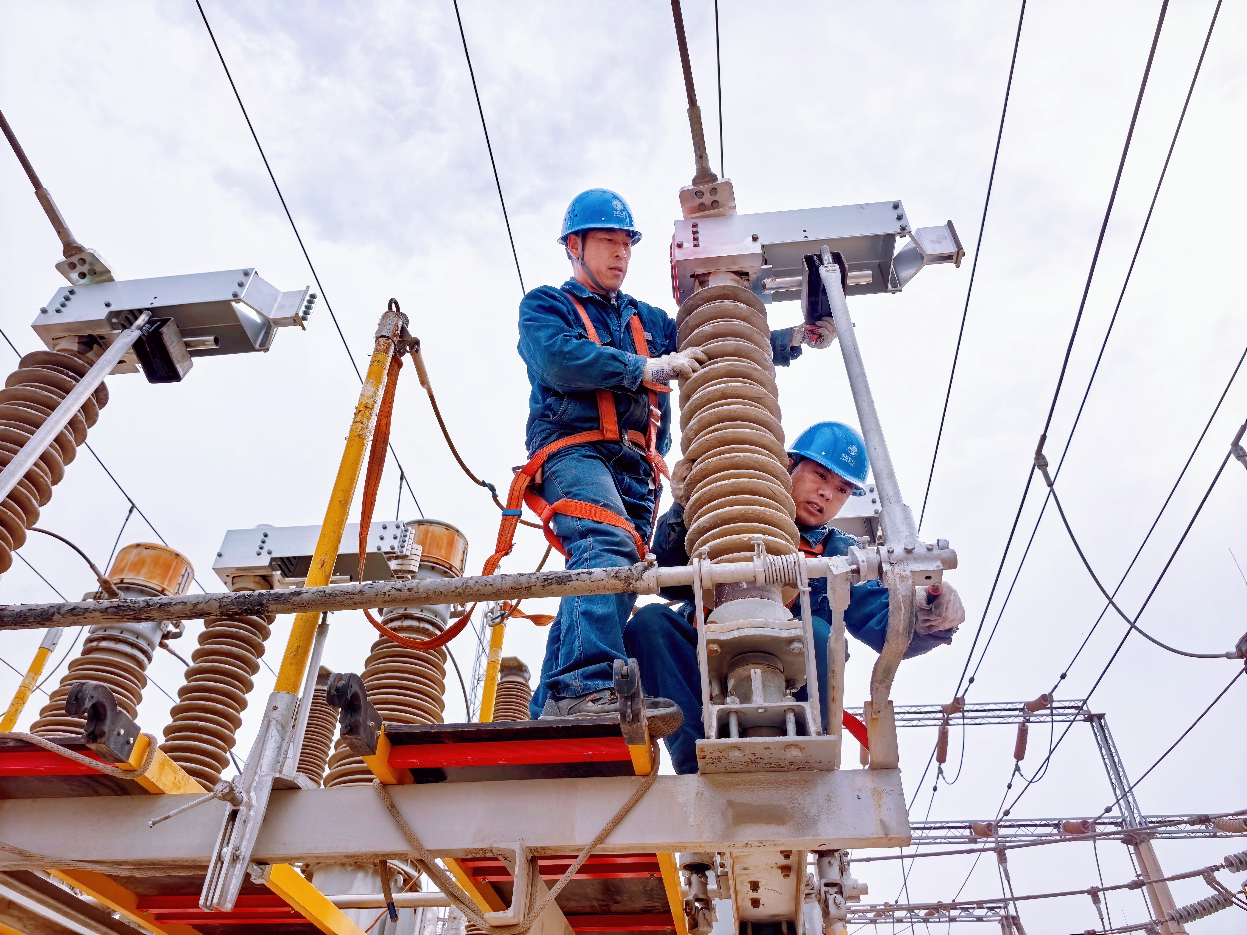 国网兰州供电公司变电检修中心员工在330千伏和平变电站开展刀闸导电部分更换工作。王晖摄 (1).jpg