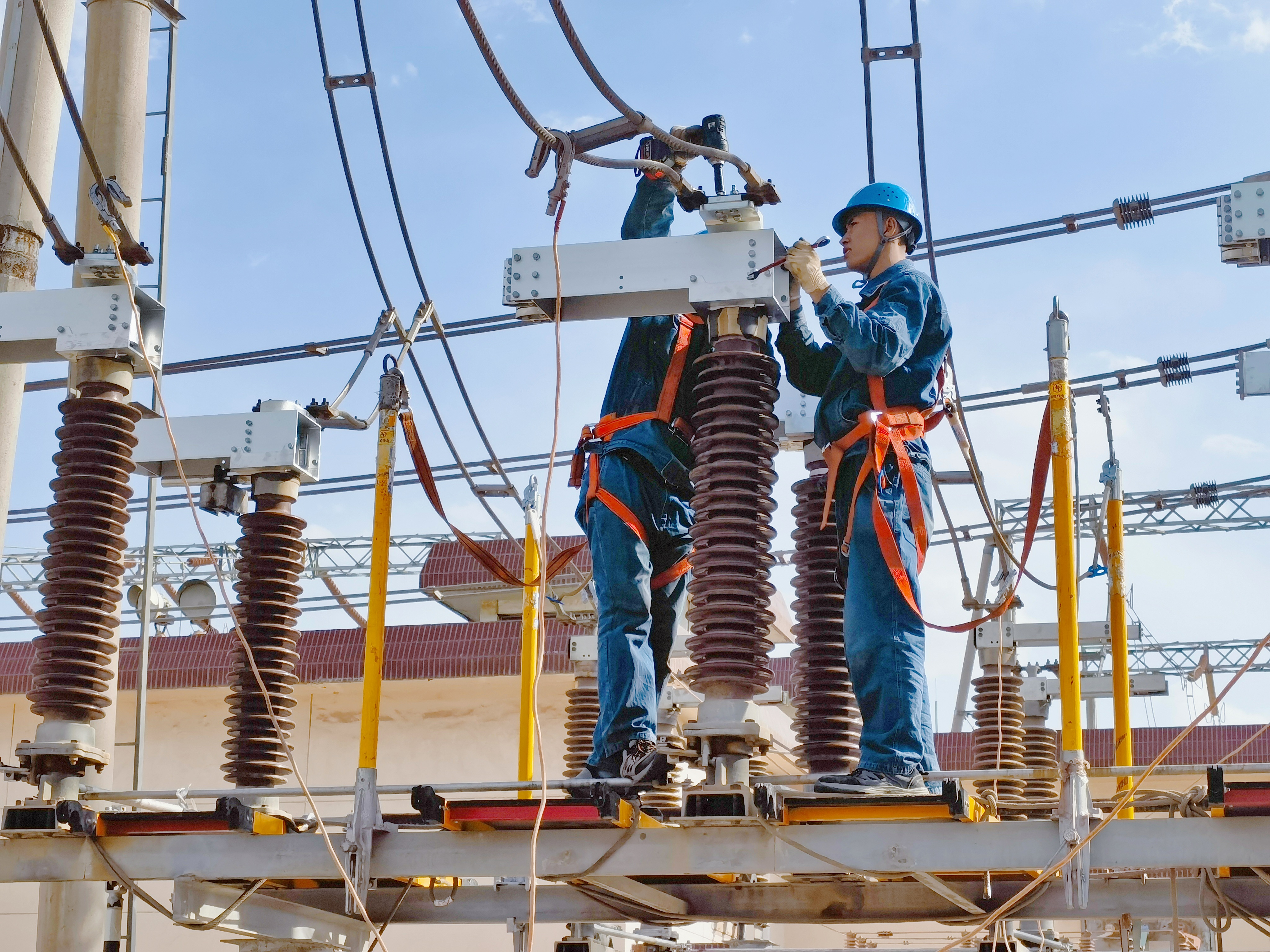 国网兰州供电公司变电检修中心员工在330千伏和平变电站开展刀闸导电部分更换工作。王晖摄 (2).jpg