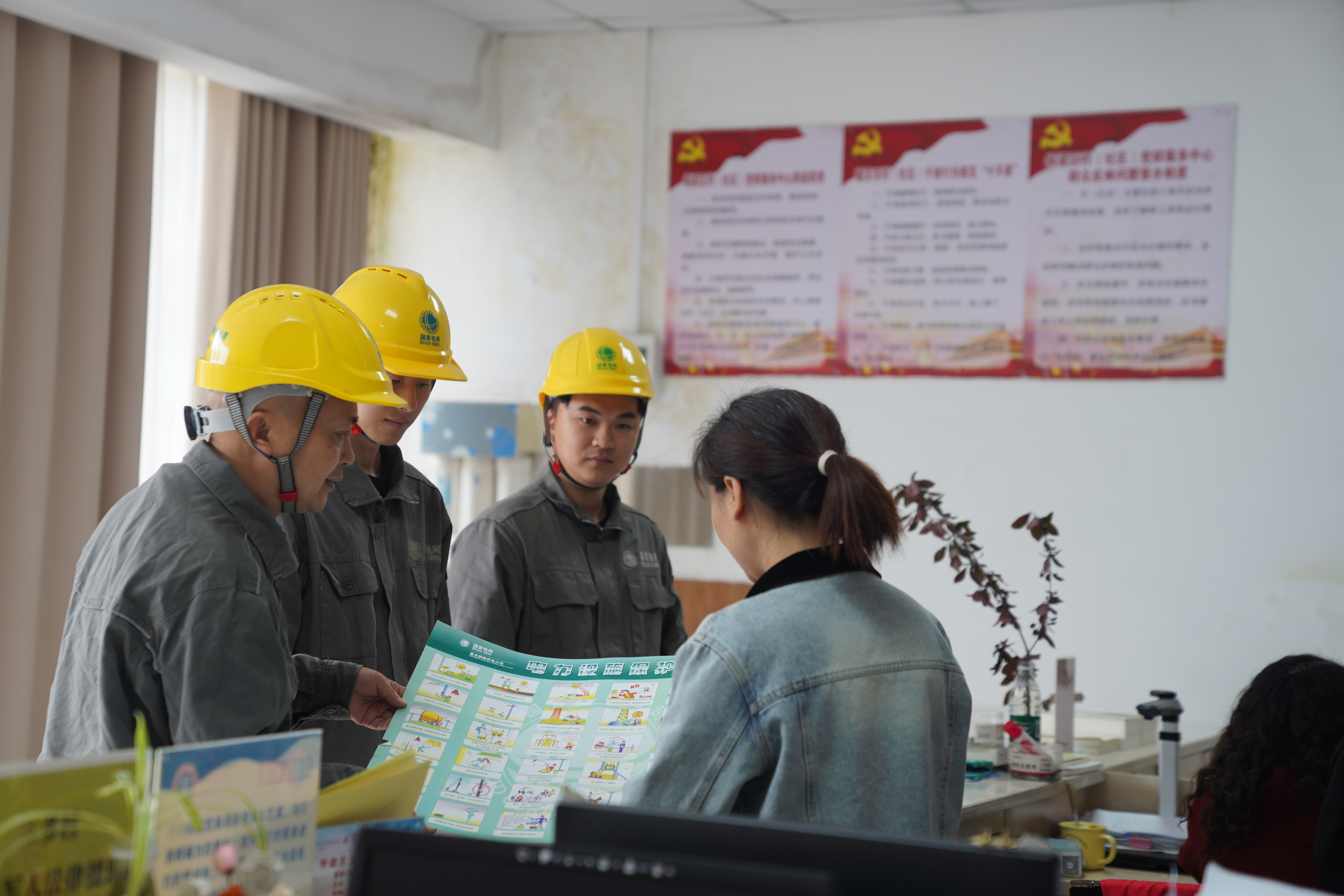 4月2日,重庆铜梁供电公司员工杨德均、王泉森等向福果镇三多村工作人员介绍林间防火和电力设施保护知识。(颜玲莉).JPG 4月2日,重庆铜梁供电公司员工杨德均、王泉森等向福果镇三多村工作人员介绍林间防火和电力设施保护知识。(颜玲莉).JPG