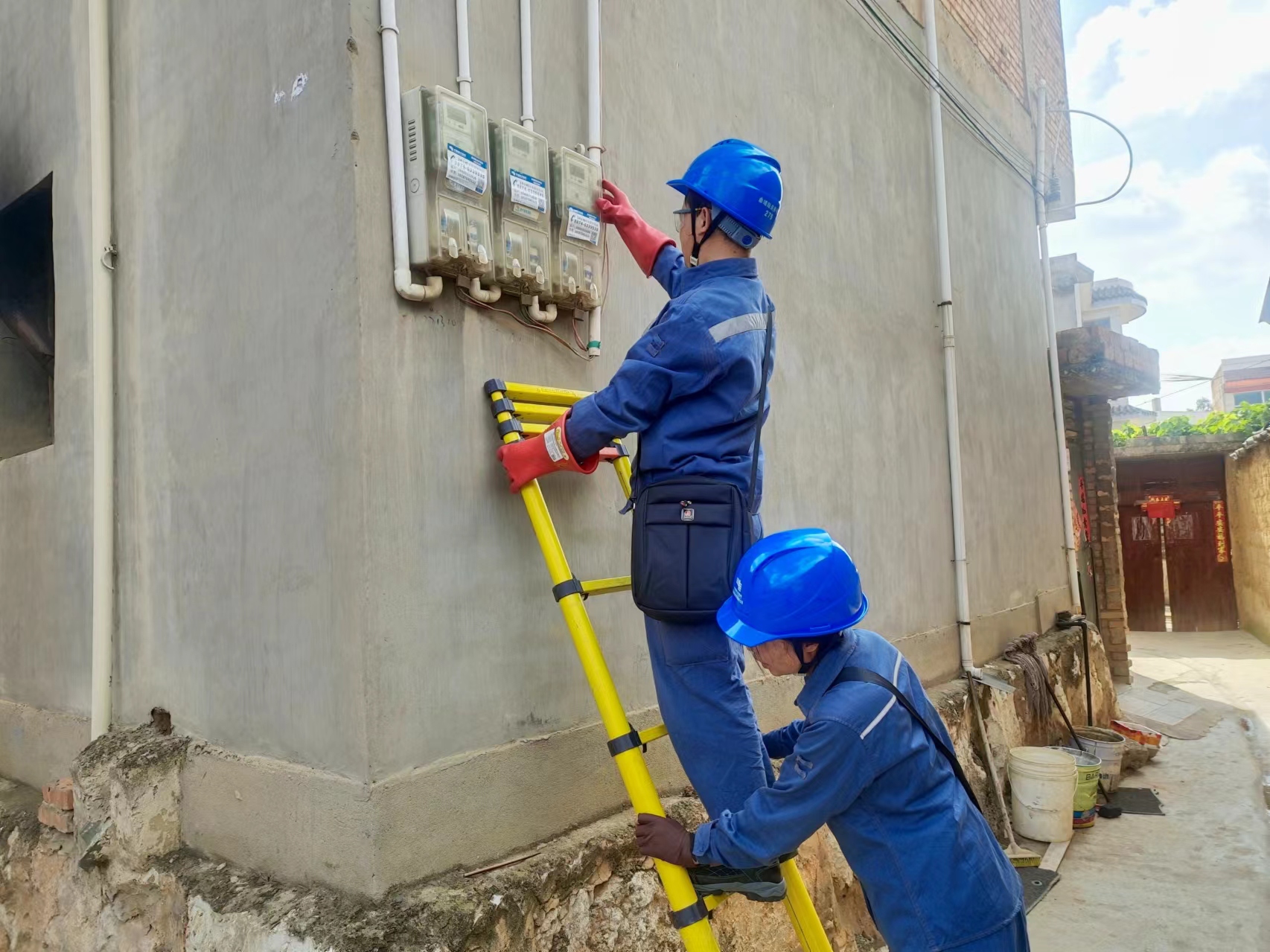 1、工作人员现场核查异常台区线损 高雄林 摄.jpg 1、工作人员现场核查异常台区线损 高雄林 摄.jpg