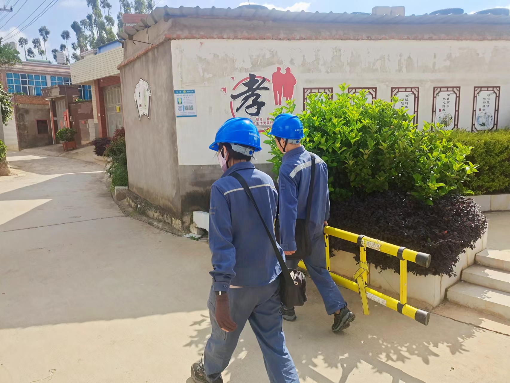 3、工作人员头顶烈日开展异常台区线损核查 高雄林 摄.jpg 3、工作人员头顶烈日开展异常台区线损核查 高雄林 摄.jpg