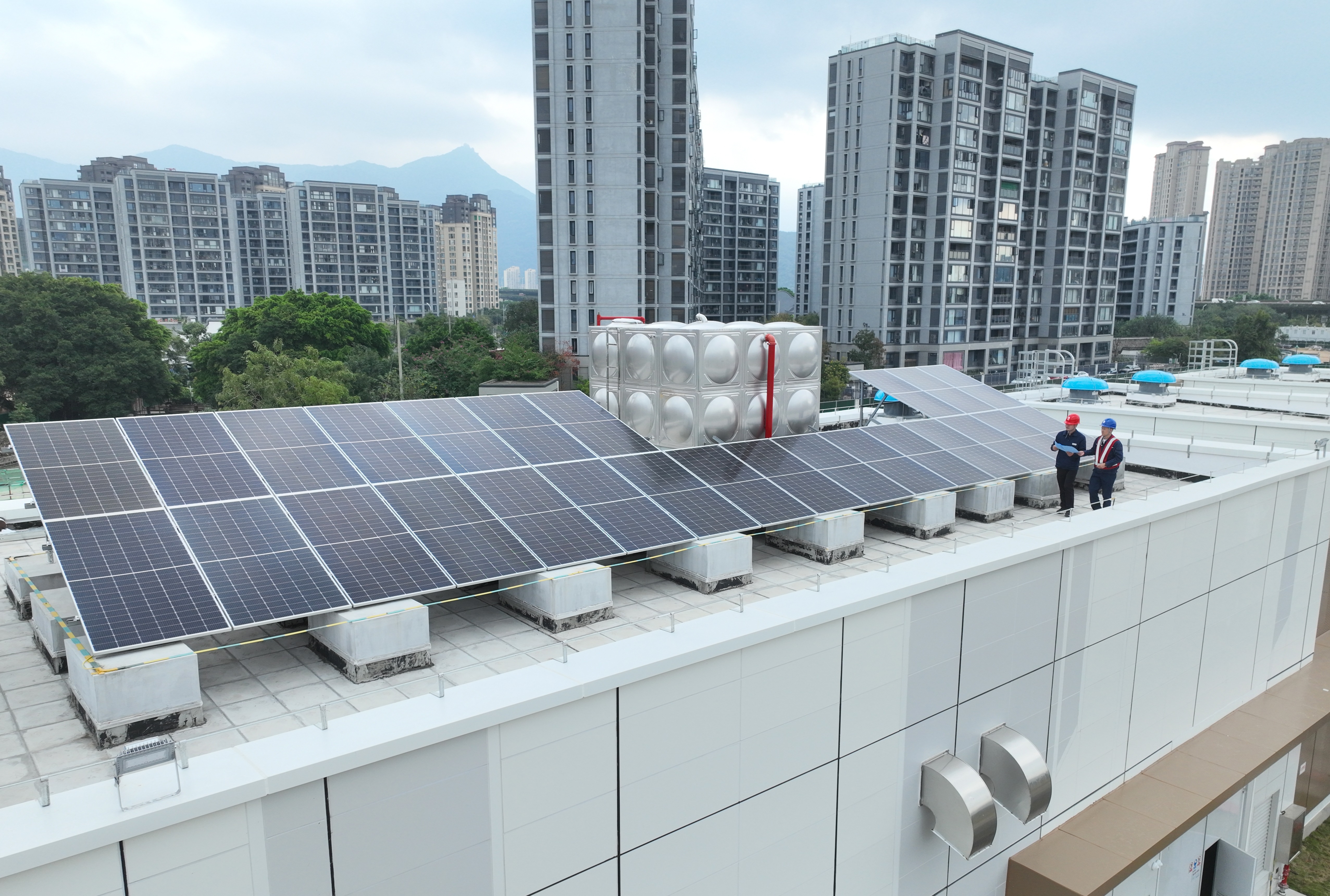 12月5日国网福州供电公司工作人员对110千伏浦下变电站的屋顶光伏开展投<span class=