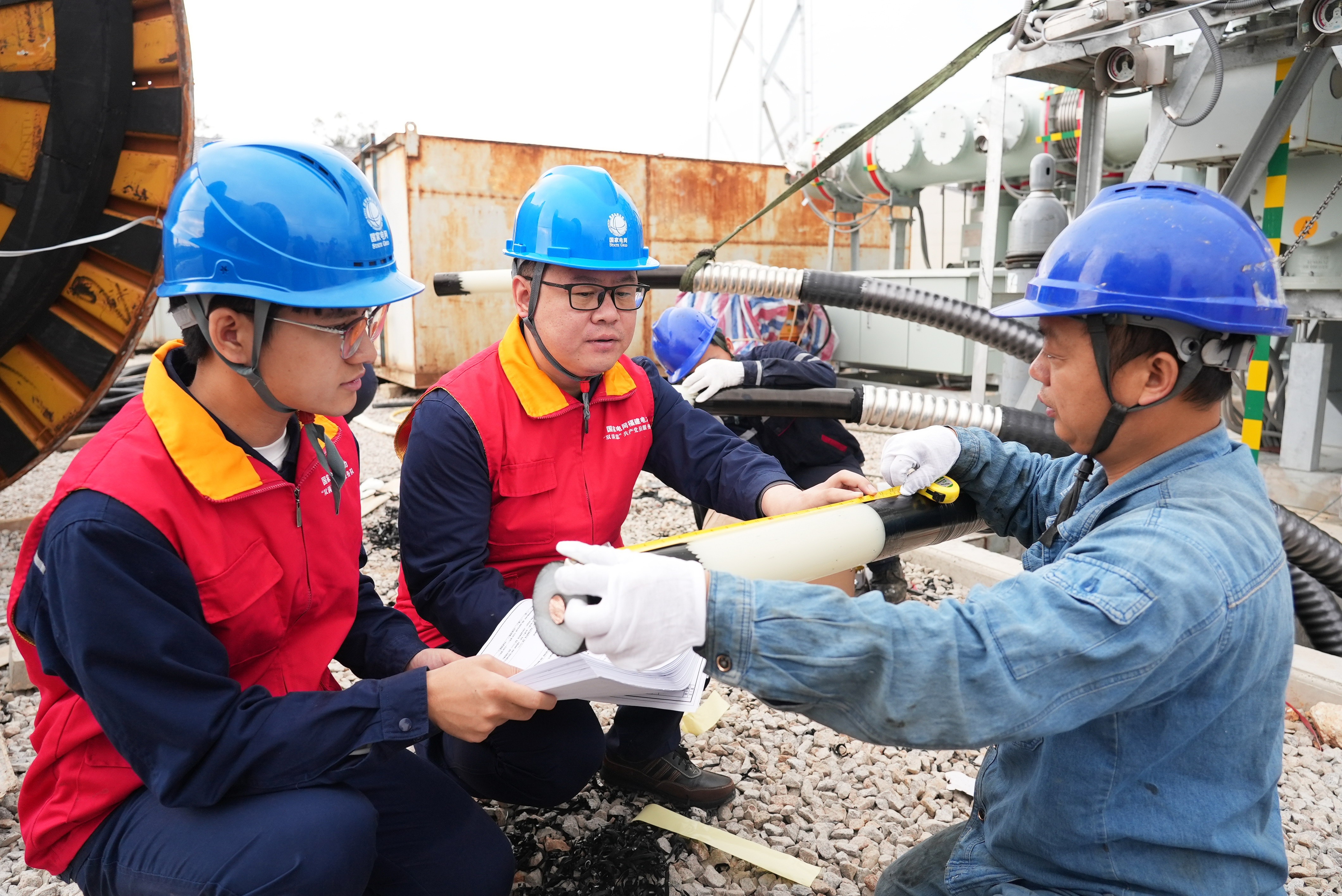 12月12日国网福州供电公司工作人员在<span class=