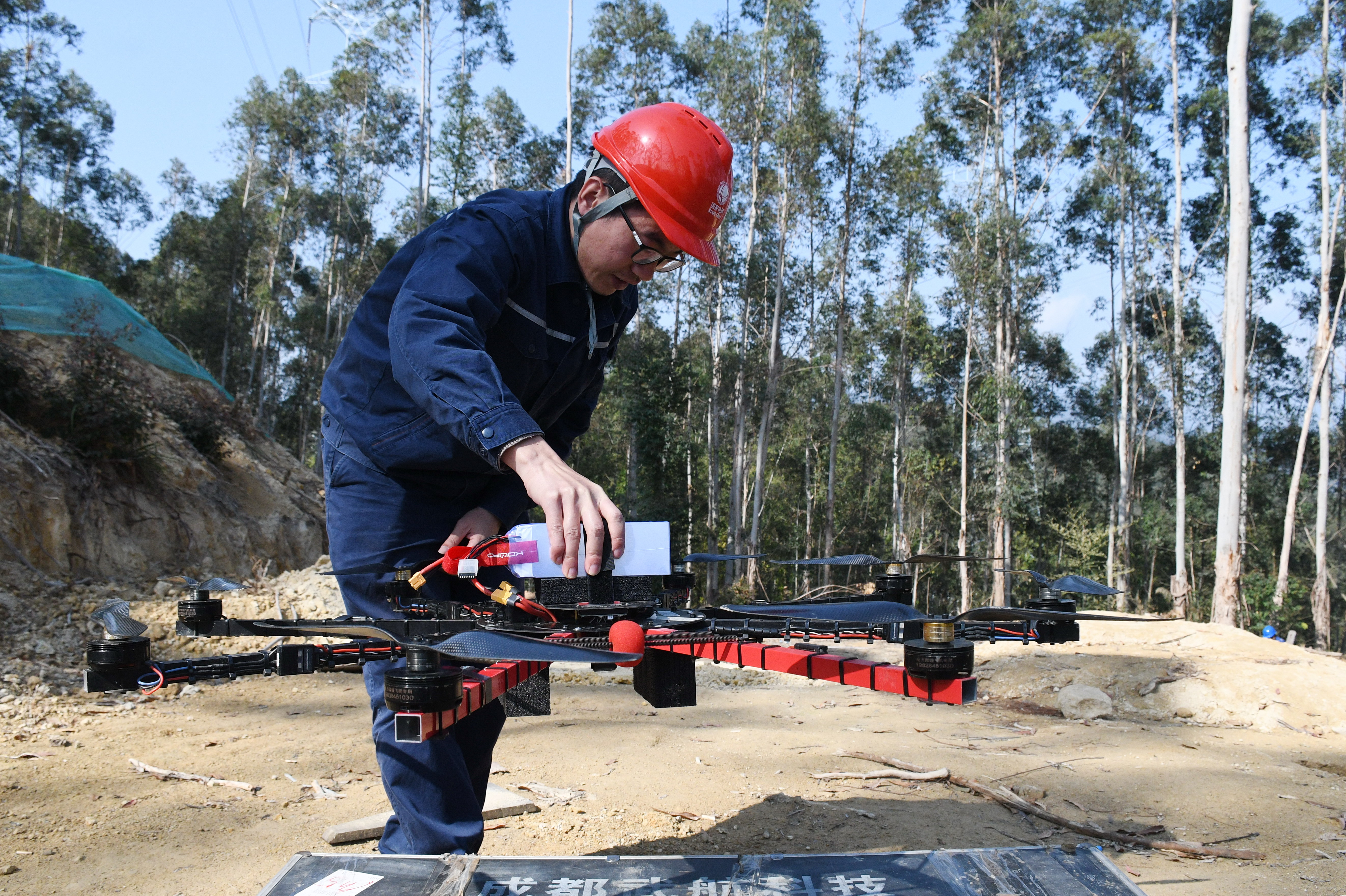 2月8日国网福州供电公司施工人员在福建省福州市闽清县沃头村使用无人机施工牵引绳进行放线作业（陈德钧）7.jpg