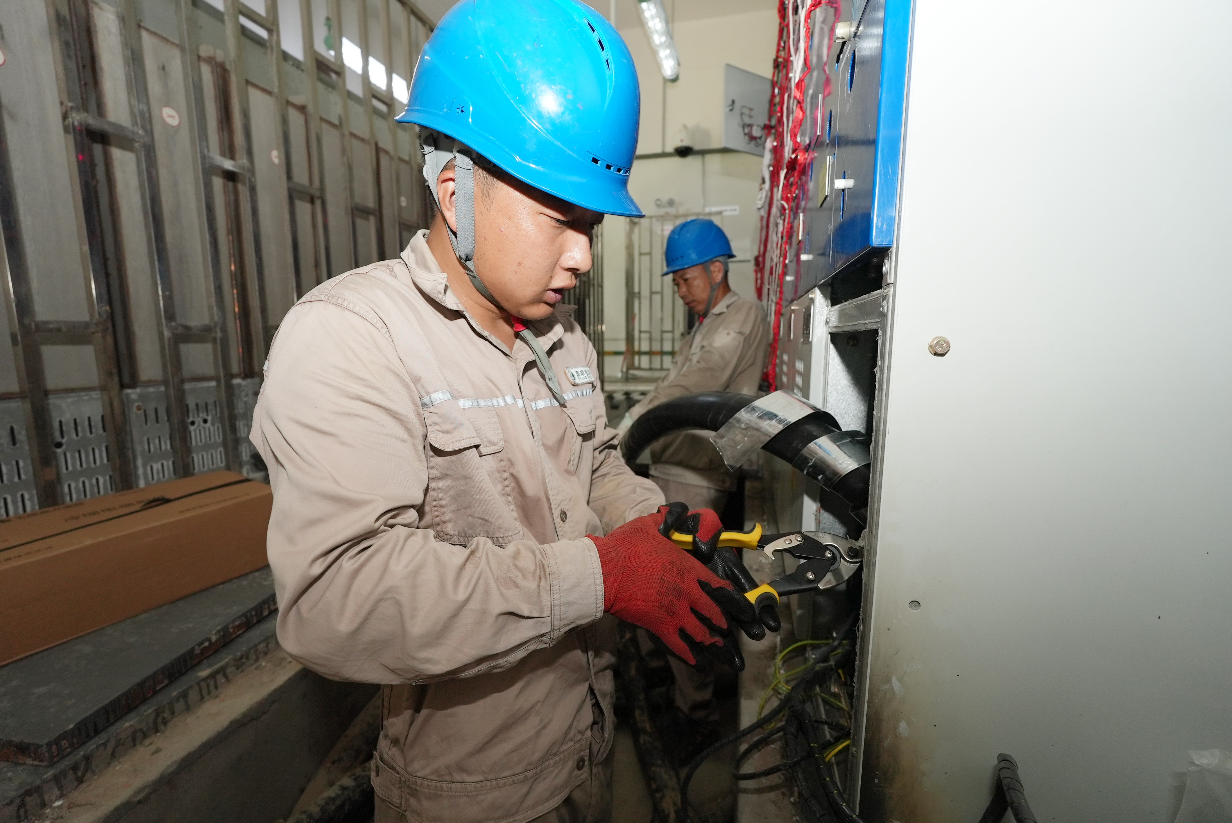 10月11日，国网福州供电公司工作人员正在配电房内制作10千伏电缆头，准备接入电源。2（柯俊明）.jpg