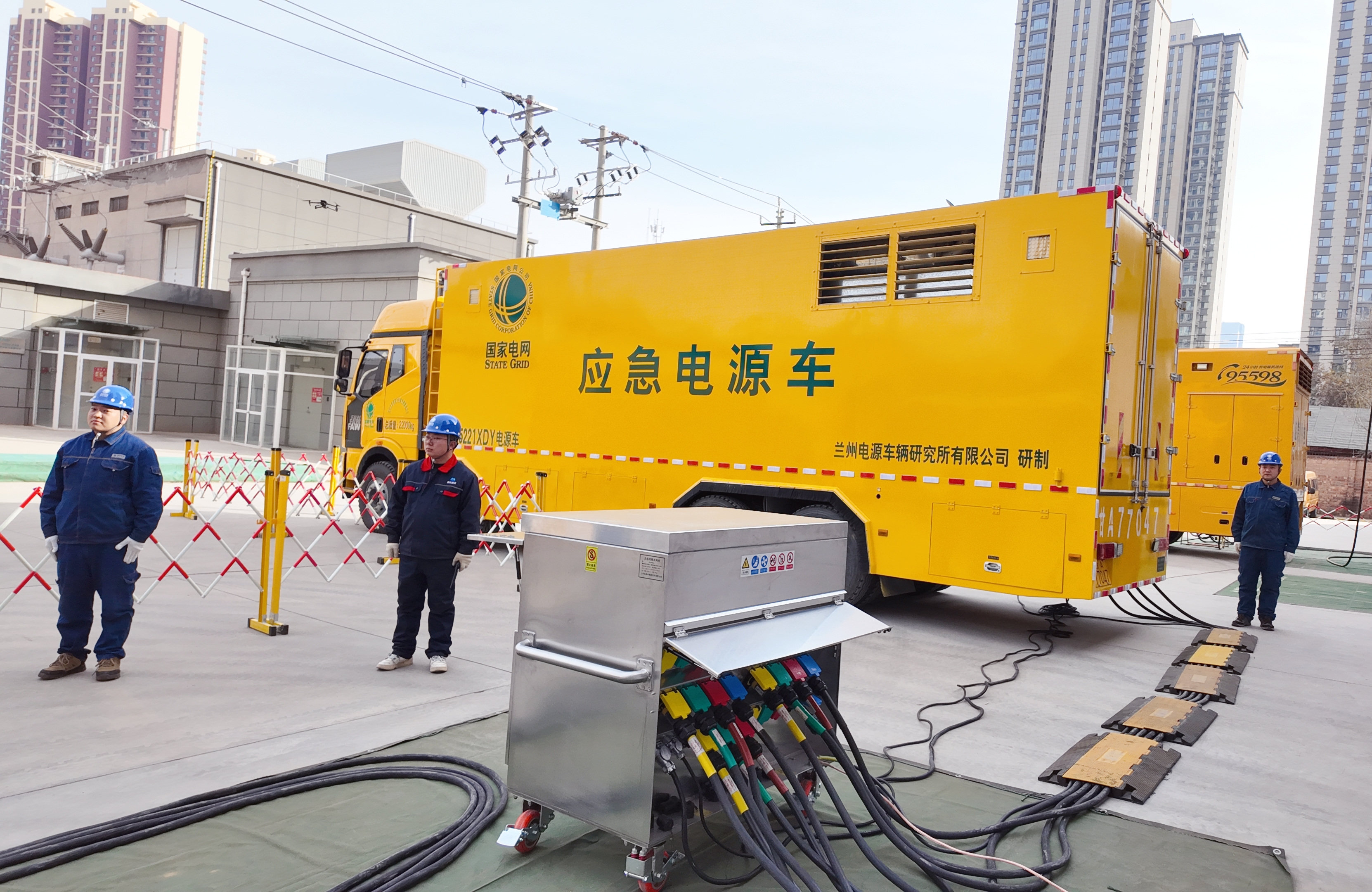 国网兰州供电公司员工在砂坪配网不停电作业基地开展全省首次0.4千伏电源车二次并网试验，图为作业现场准备就绪。 杨欣晔摄.JPG